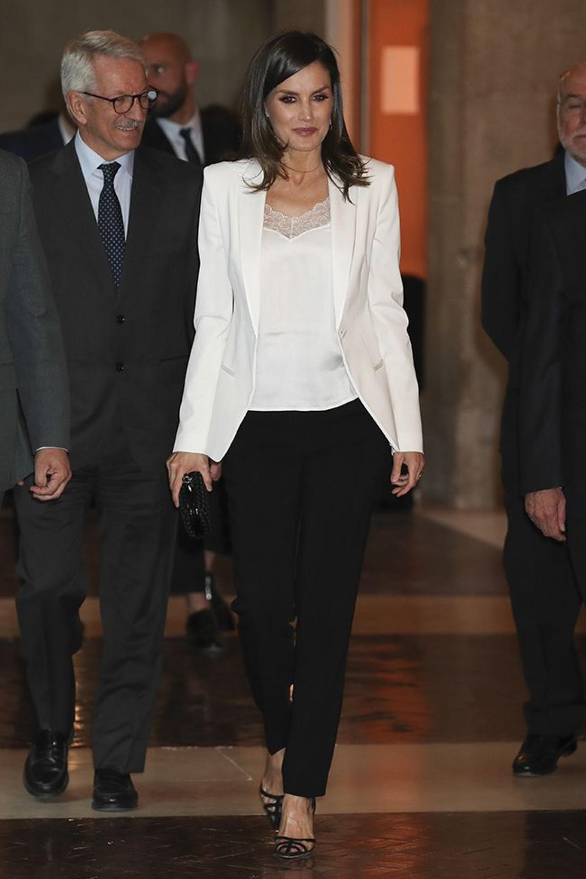 La reina Letizia con conjunto blanco y negro