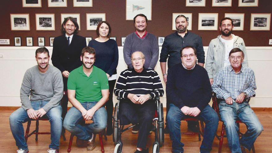 Lugrís, en el centro, con los miembros de su candidatura.