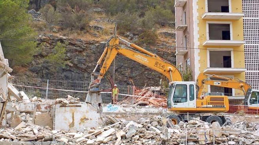 Imagen de la demolición del hotel Rocamar.