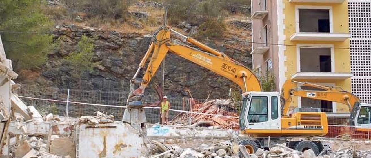 Imagen de la demolición del hotel Rocamar.