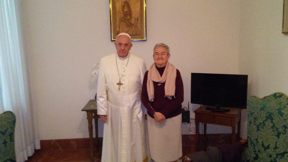 El Papa Francisco junto a María Luisa Berzosa en una imagen de archivo.