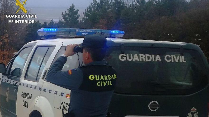 Una patrulla de la Guardia Civil busca a los desaparecidos