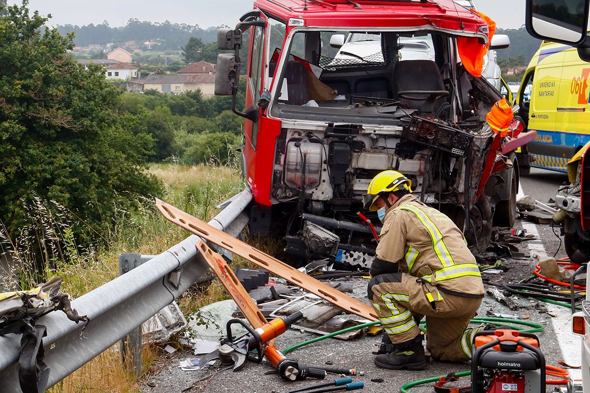 Un accidente en la vía rápida de O Salnés se salda con una persona muerta y un herido grave