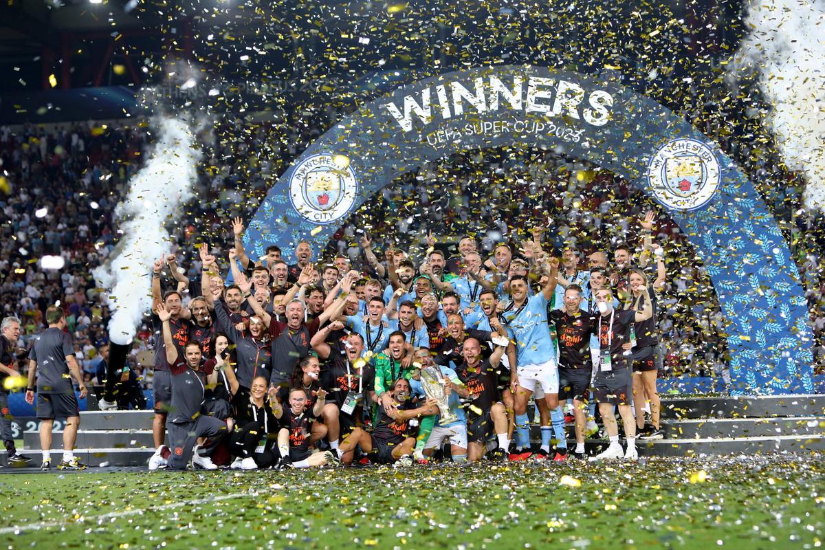 Piraeus (Greece), 16/08/2023.- Manchester City players celebrates with the trophy after winning the UEFA Super Cup soccer match between Manchester City and Sevilla FC at Karaiskakis Stadium in Piraeus, Greece, 16 August 2023. (Grecia, Pireo) EFE/EPA/PANAGIOTIS MOSCHANDREOU