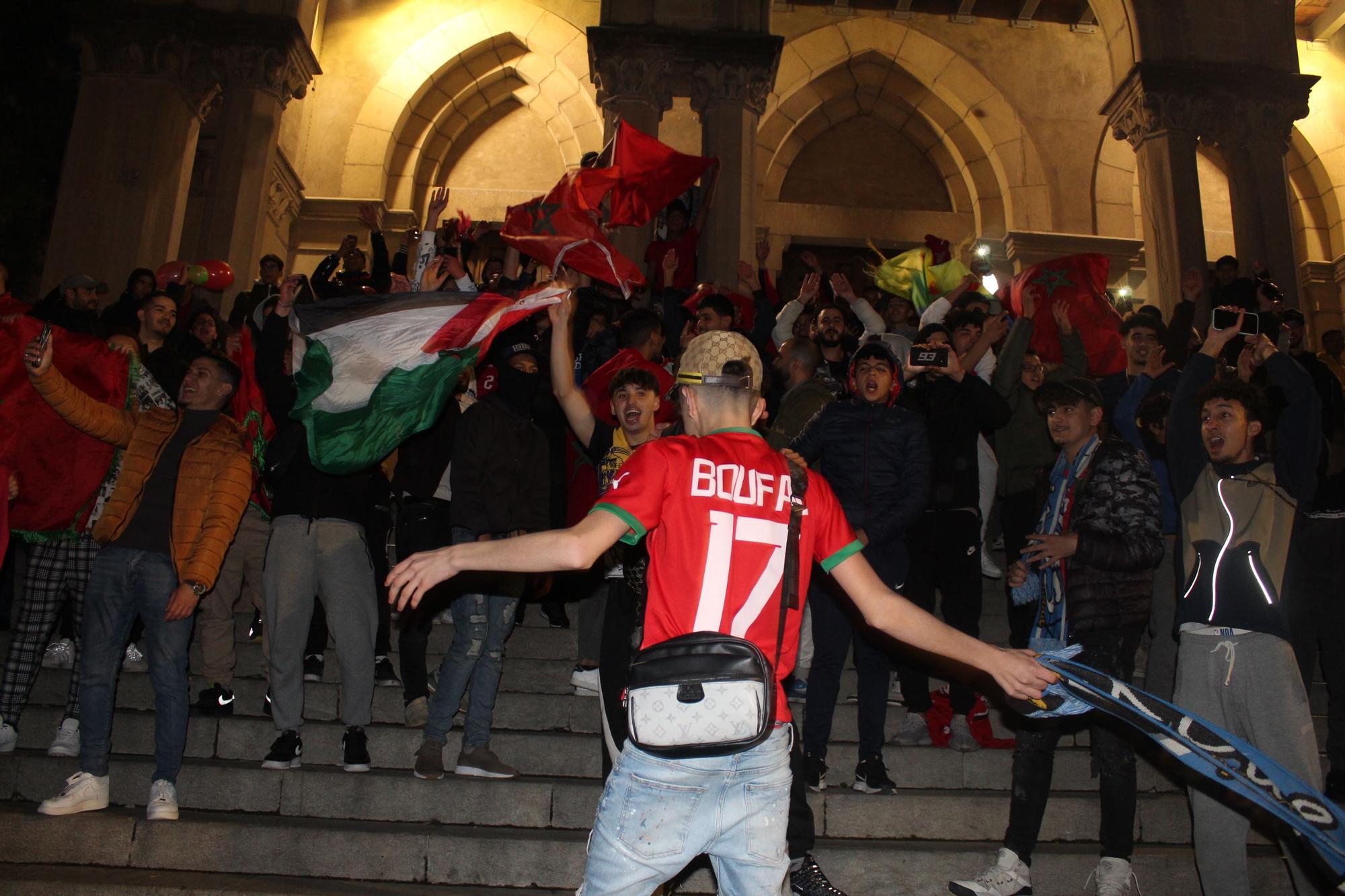 Eufòria entre la comunitat marroquí de Manresa en la celebració de la victòria contra Espanya al Mundial de Qatar