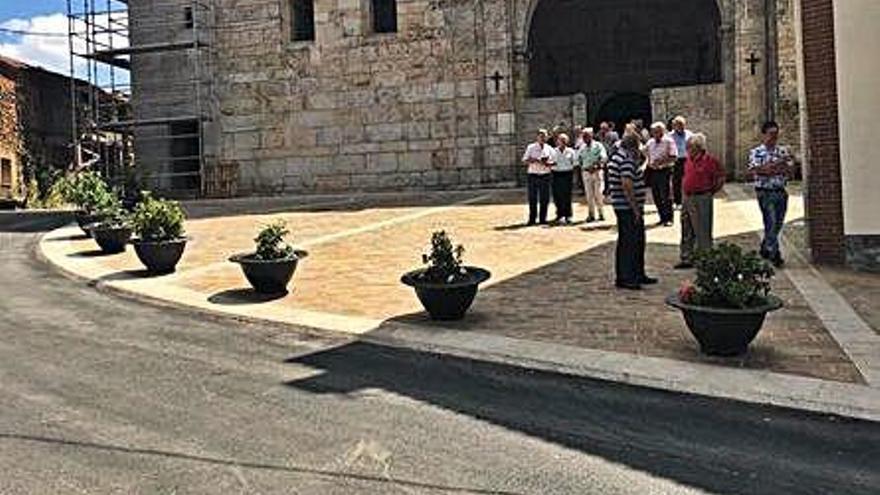 Varios vecinos en la inauguración de la plaza.