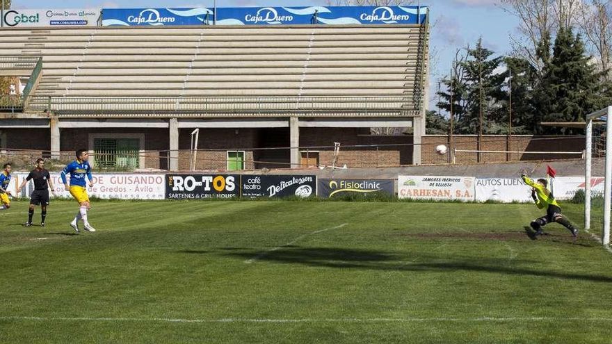 Dani Hernández marca de penalti el segundo gol del Zamora.