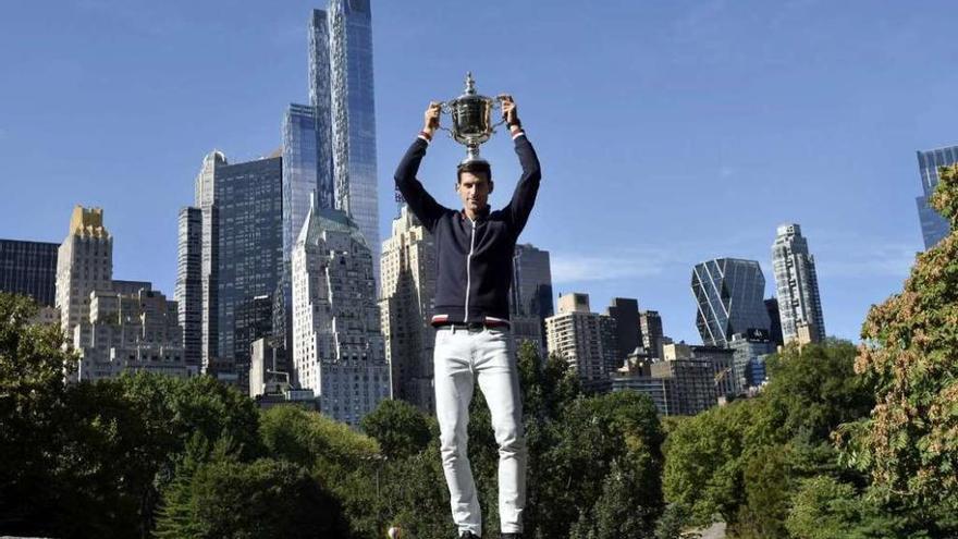 Djokovic posa con el trofeo que le acredita como vencedor del US Open en Central Park. // Justin Lane