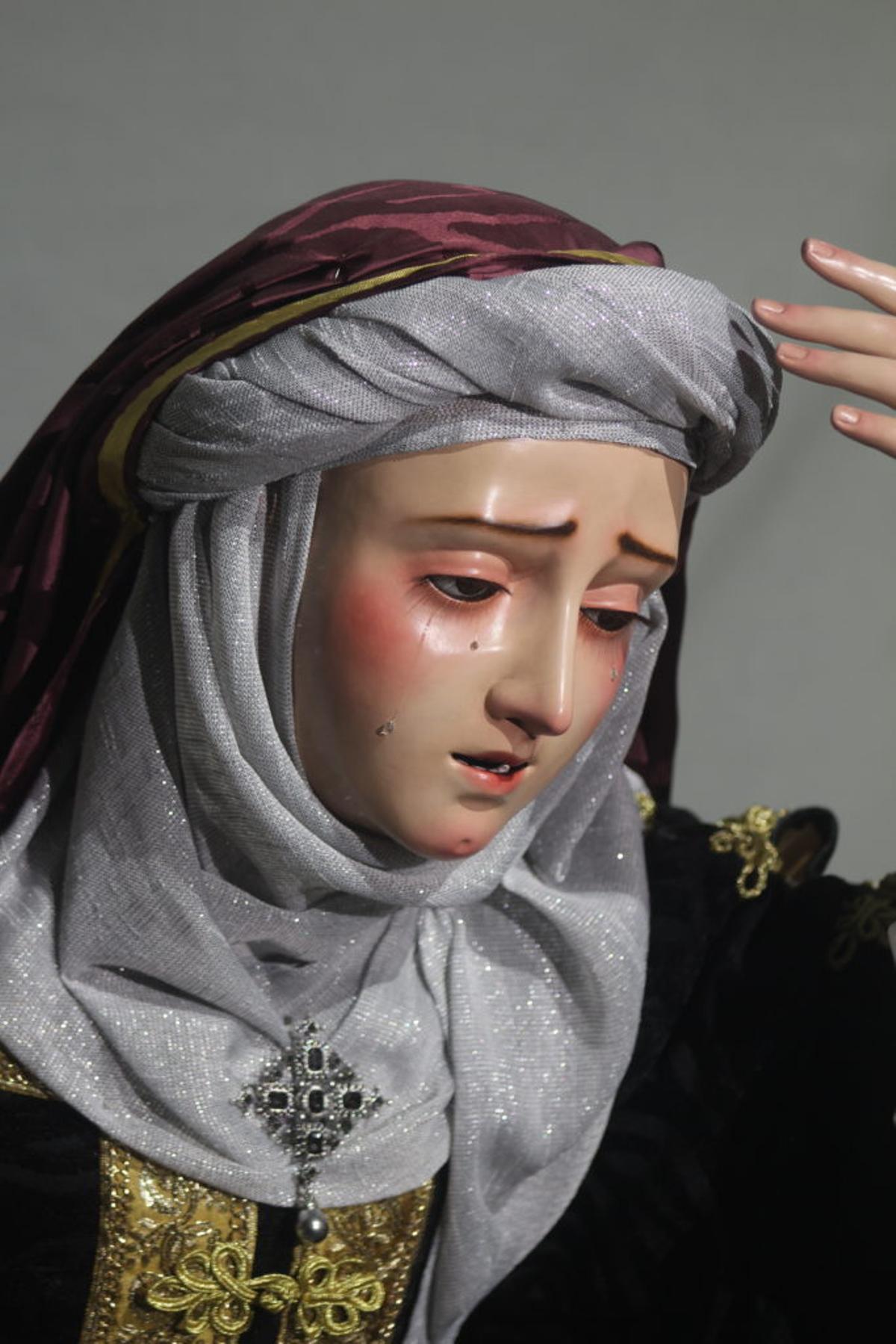 Santa María Salomé, que sus vestiduras inspiradas en la corte renacentista.