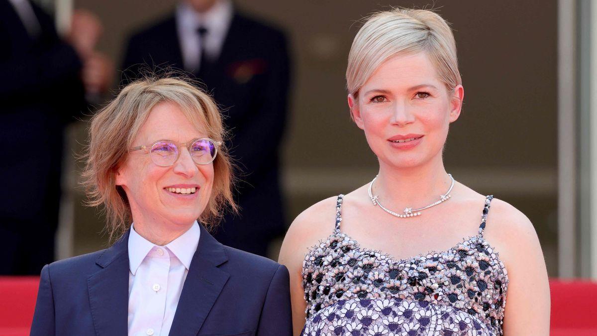 La directora Kelly Reichardt y la actriz Michelle Williams, en la presentación de ’Showing up’ en Cannes.