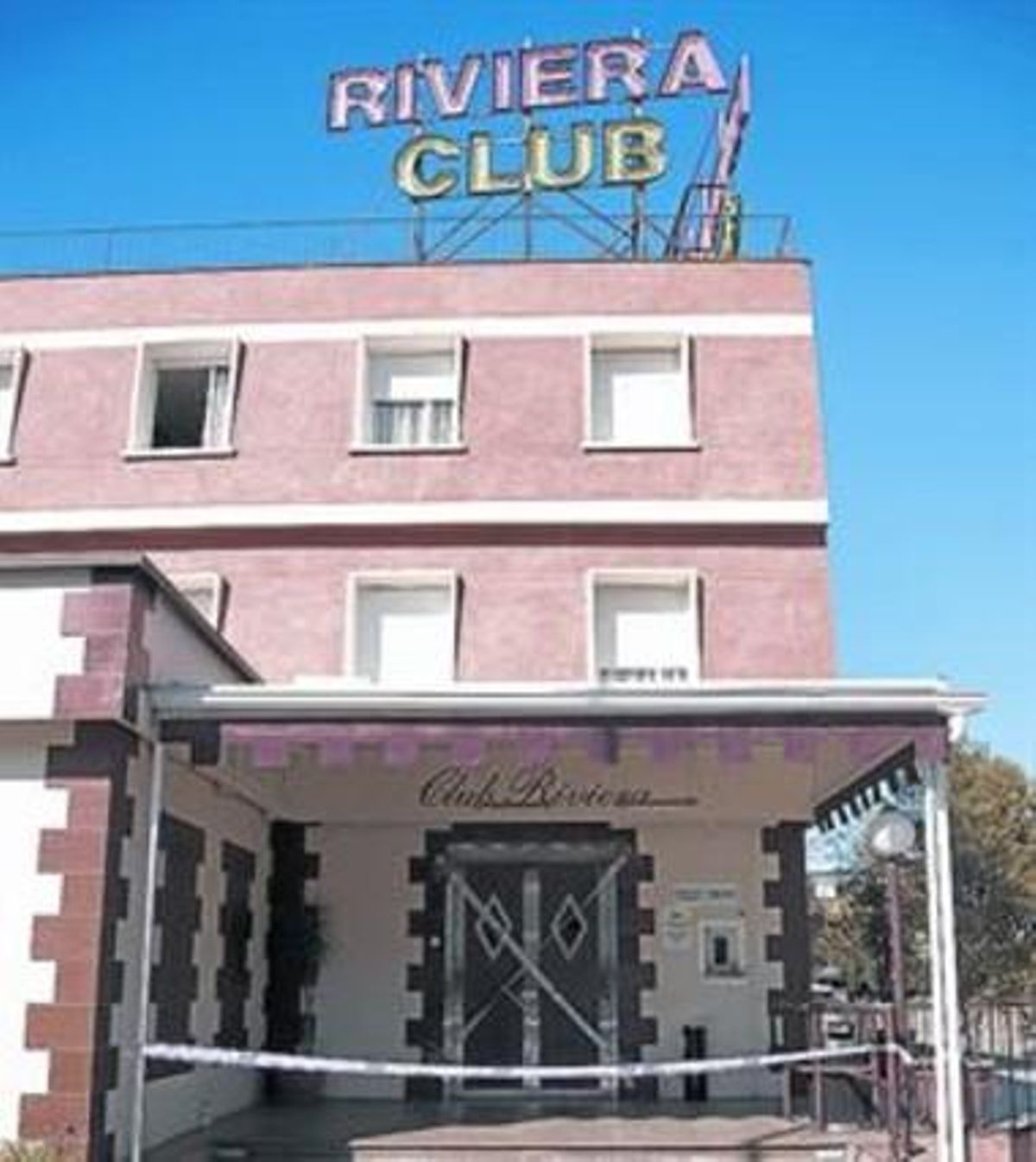 El club Riviera, el 2009, després de ser clausurat per ordre judicial. El club Riviera, el 2009, després de ser clausurat per ordre judicial.