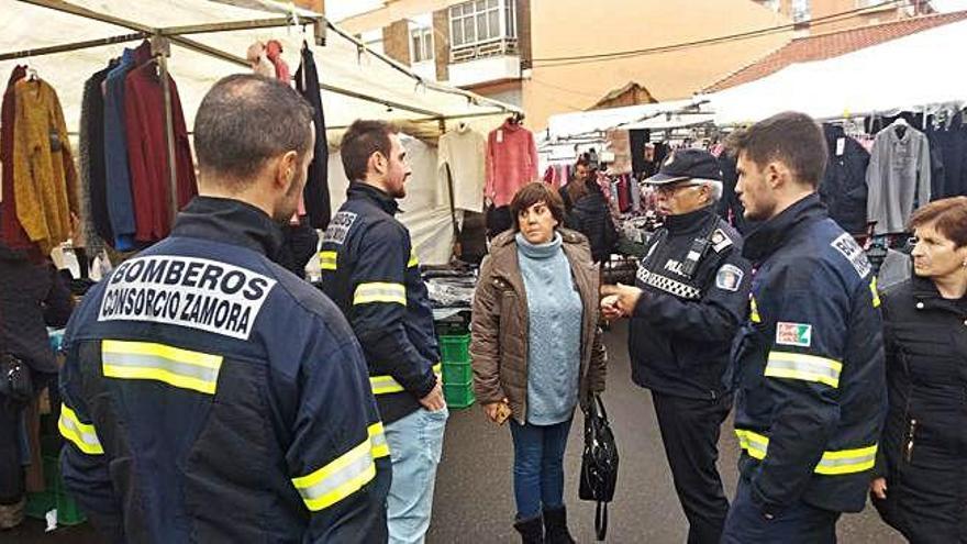 La concejala de Ferias Sandra Otero ayer, en el mercadillo de la ropa, con Policía y Bomberos. A. G.