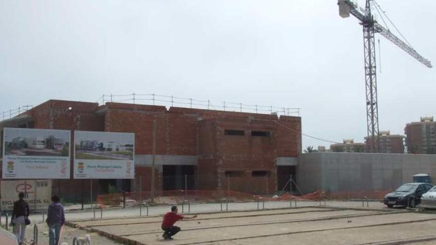 Imagen de ayer de la estructura de la piscina cubierta de El Campello, cuyas obras permanecen paralizadas desde el pasado diciembre.