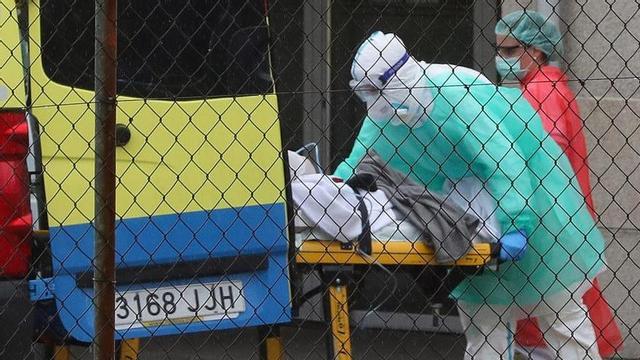 Un enfermo de coronavirus es trasladado en ambulancia al hospital Álvaro Cunqueiro. // Ricardo Grobras