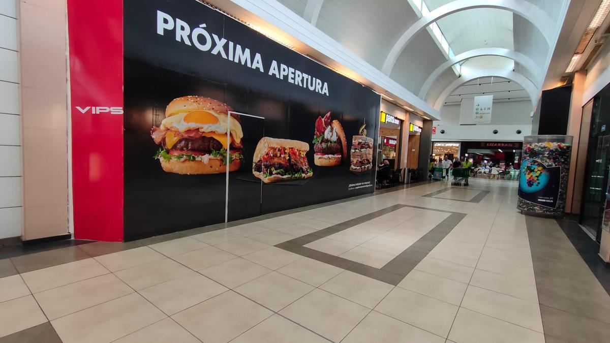 Vips ya luce su cartel en el Centro Comercial Ruta de la Plata.