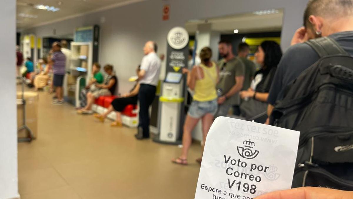 Cola en una de las oficinas de Correos en València para tramitar el voto por correo.