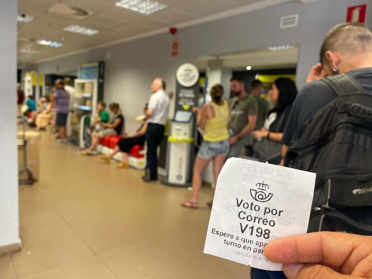 Cola en una de las oficinas de Correos en València para tramitar el voto por correo el año pasado. r
