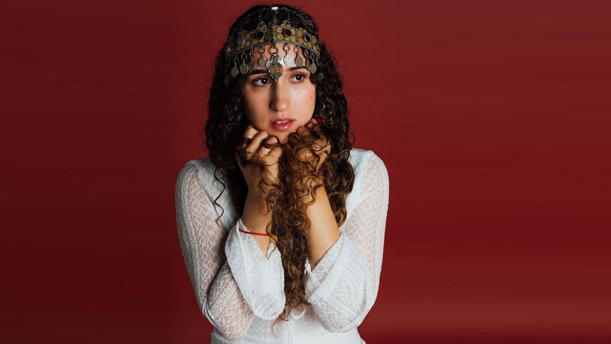 Ikram vestint un Riza, una tela tradicional amazic que s’usa al Rif.