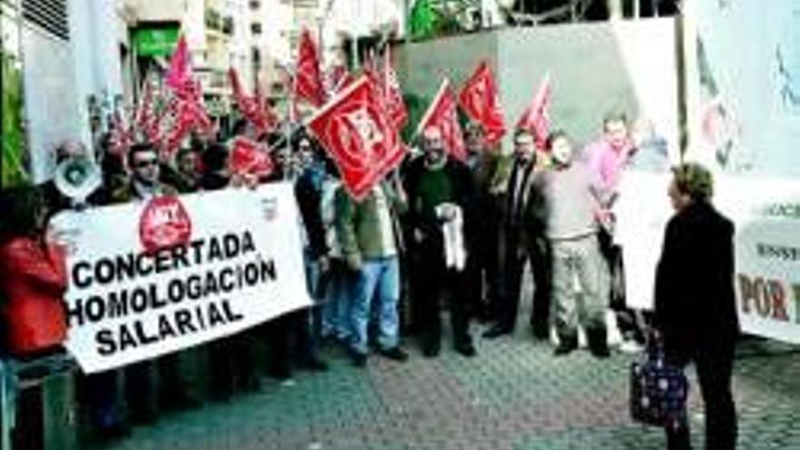 La Junta acusa al PP de entrometerse en el diálogo con los docentes de la concertada