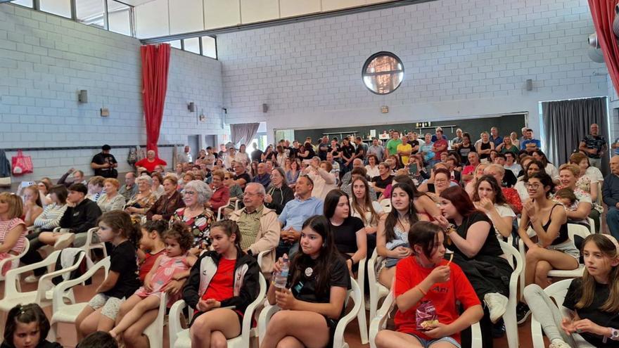 El pabellón de Cosuenda se llenó para disfrutar de las actuaciones del concurso. | SERVICIO ESPECIAL