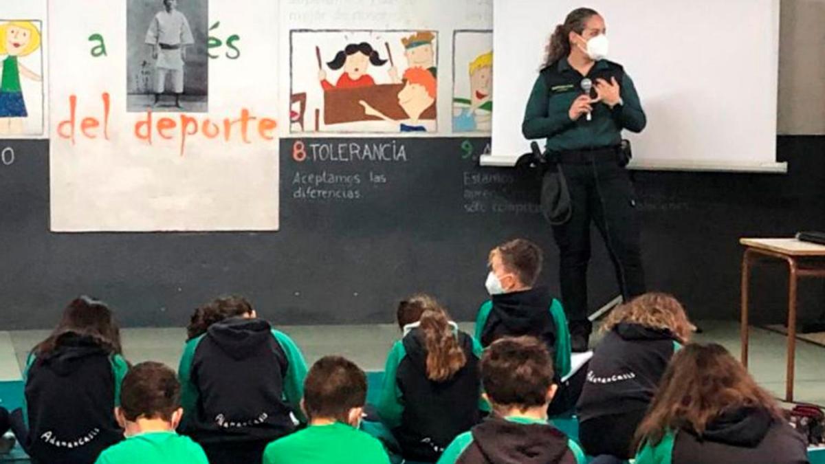 Un momento de la intervención de la guardia civil Sarai Montañéz en el colegio Adamancasis de El Paso, en la que relató a unos 85 estudiantes de Primaria las labores que ha desarrollado durante la emergencia.