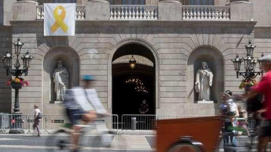 El lazo amarillo colocado ayer de nuevo en la fachada del Ayuntamiento de Barcelona. // Efe