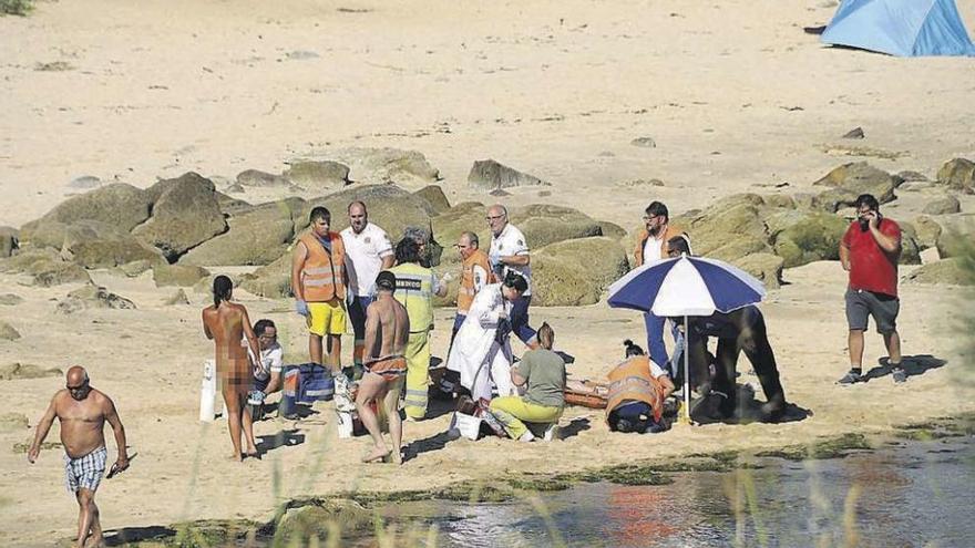 Momento en el que los servicios de emergencia intentan reanimar al bañista fallecido en Cangas.