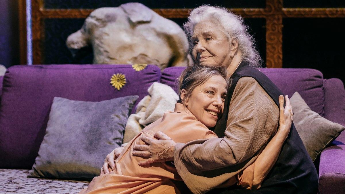 Las actrices Natalia Dicenta y Lola Herrera, hija y madre, en uan escena de ‘El Camino a la Meca’.