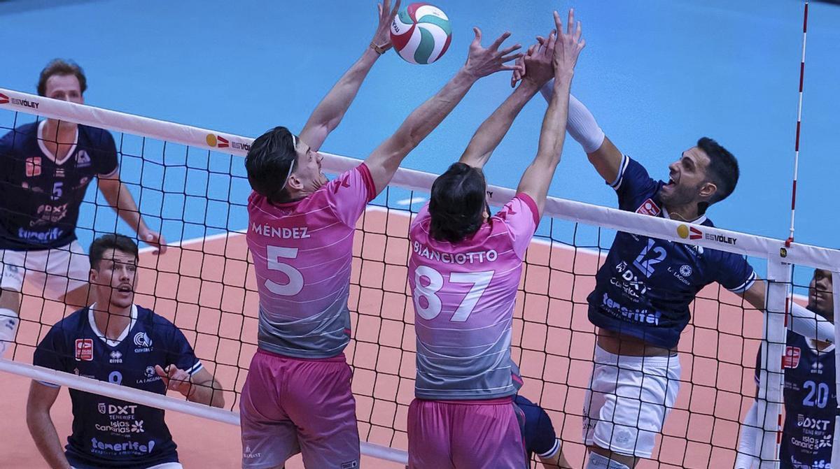 Víctor Méndez y Federico Martina intentan taponar el remate de Sergio Noda.