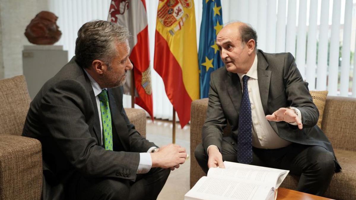 El presidente de las Cortes (i) junto al Procurador del Común, ayer durante la presentación del informe anual de 2021. | R. Cacho - Ical