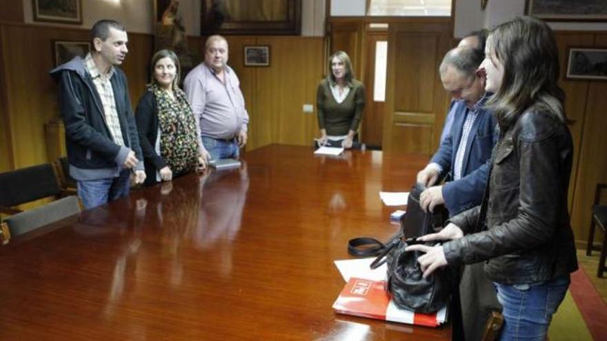 Los asistentes a la comisión de Promoción Económica, ayer, antes de iniciar el debate.  // Bernabé / Luismy