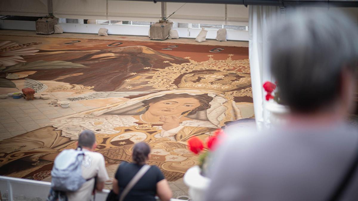 Preparación del gran tapiz del Corpus Christi de La Orotava