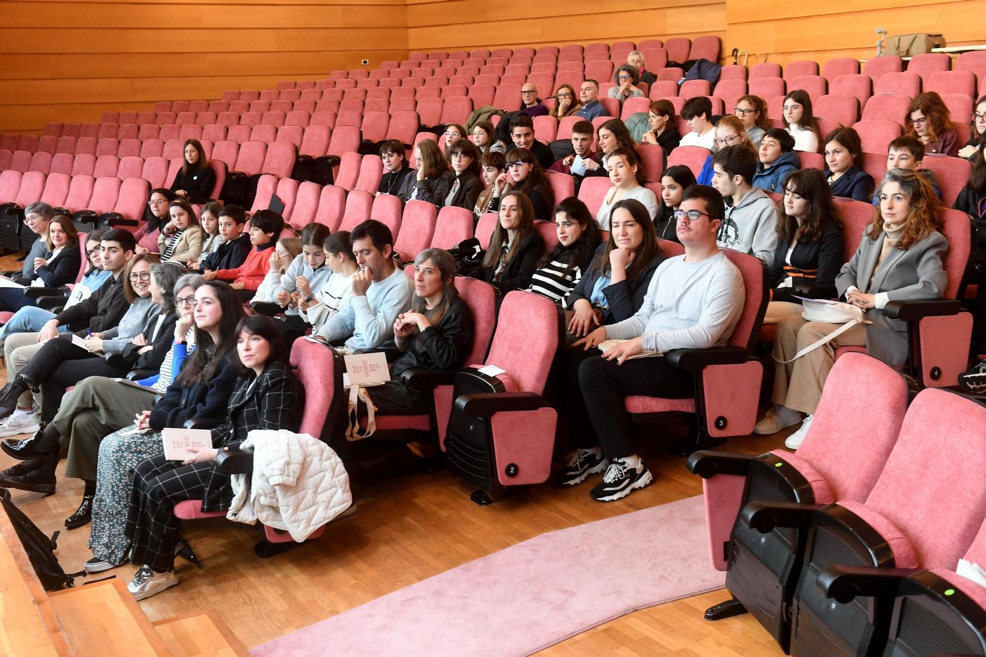 Lectura en el paraninfo de la Universidad del poemario de Luísa Villalta