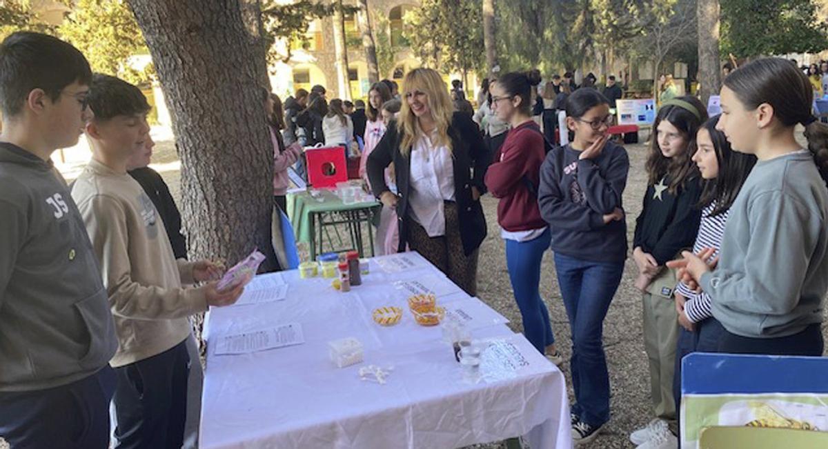 Un grupo de alumnos muestra sus trabajos en uno de los puestos de la Feria de la Ciencia. | ENRIQUE SOLER