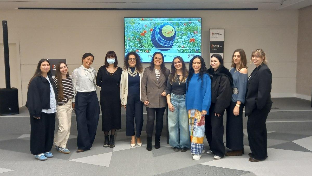 Estudiantes y docentes de la EASD Mestre Mateo que exponen en Ámbito Cultural su 'Moda Miúda', en El Corte Inglés.