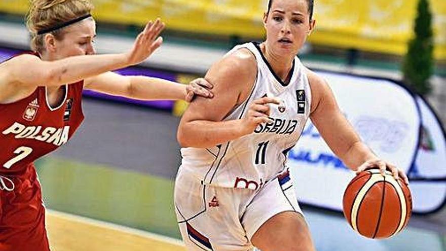 Jovana Nogic (dreta) en un partit amb la seva selecció nacional