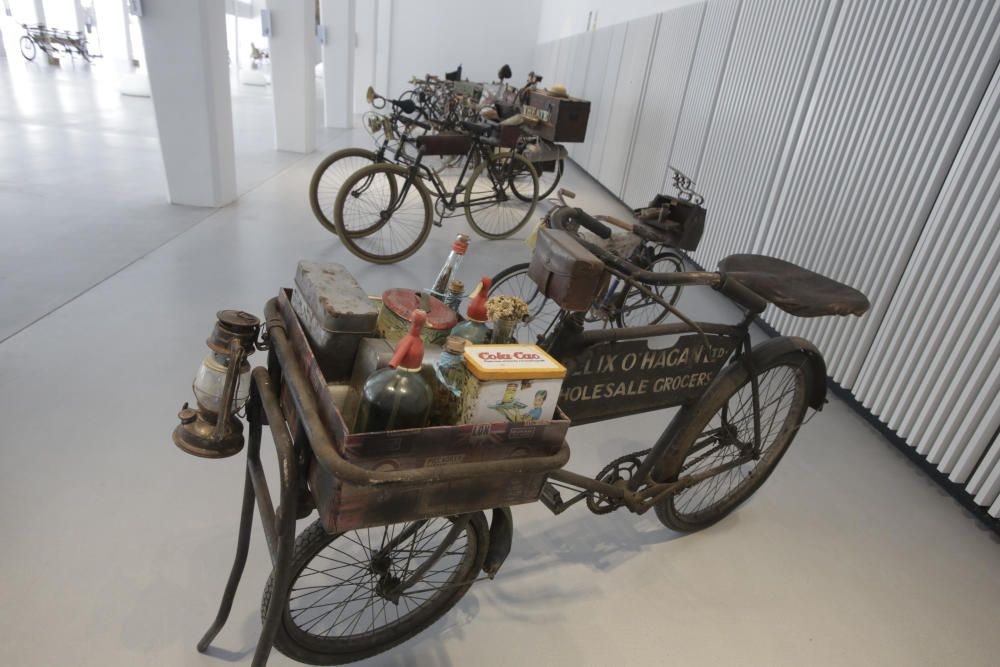Exposición de bicicletas en la antigua estación de