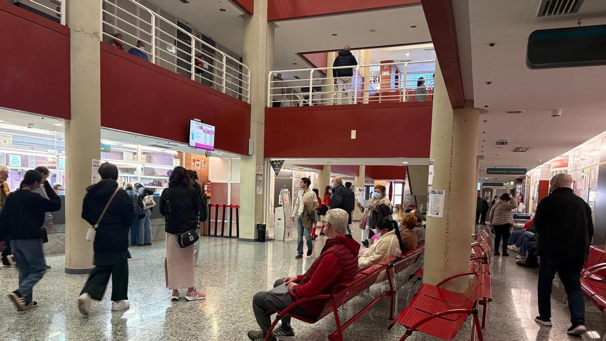 Pacientes en el Policlínico del Hospital Virgen de la Arrixaca de Murcia.
