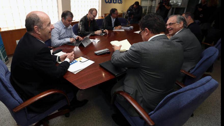 Pedro Ortega, en primer término, durante la reunión de ayer.