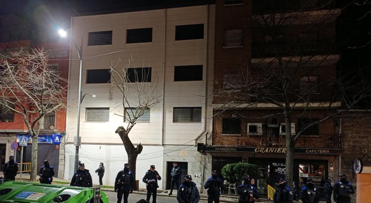 Agentes de la Policía frente al edificio de la calle Real 13-15 de Collado Villalba.