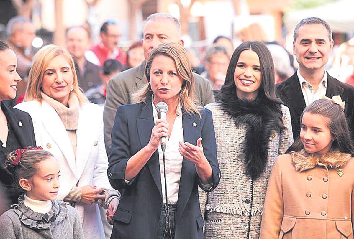 La alcaldesa Carrasco, junto a autoridades y reinas de las fiestas de Castelló.