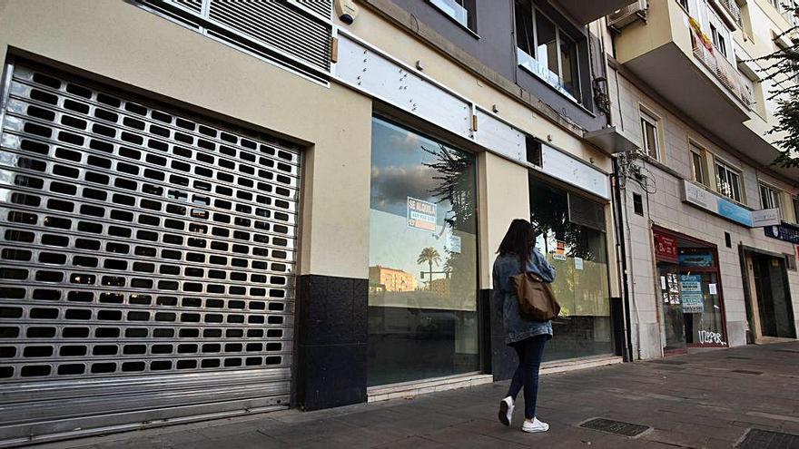 Locales en alquiler en la Plaza Circular de Murcia, en los que había un restaurante y una agencia de viajes.