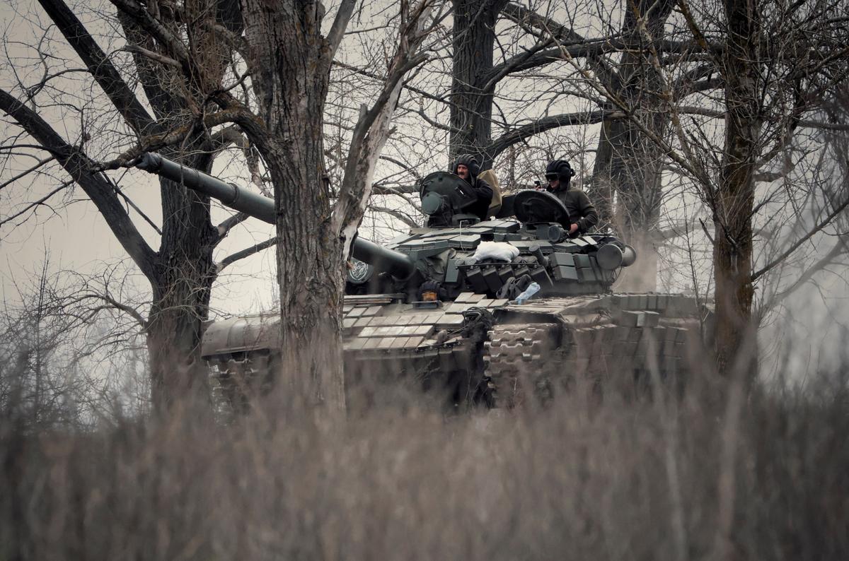 Soldados ucranianos hacen ejercicios militares en el Donbás