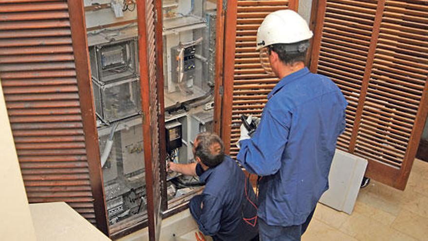Imagen de dos operarios trabajando en unas instalaciones eléctricas.