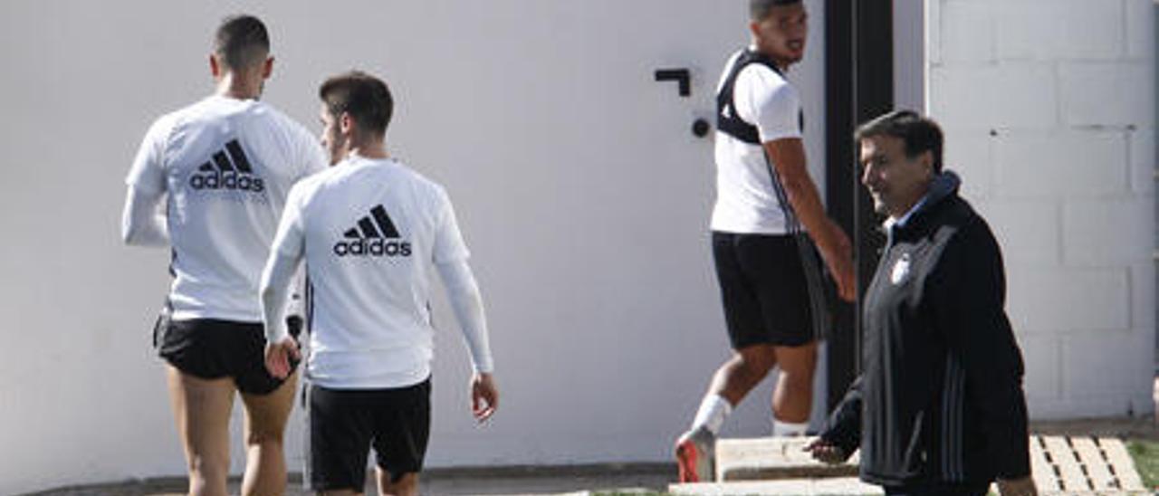 José Ramón Alesanco estuvo presente, ayer, en el entrenamiento del Valencia en la ciudad deportiva.