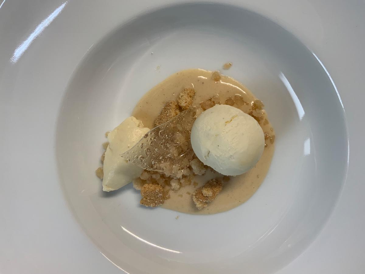 El postre de la Bohème, amb esfera de vainilla, gelant de nyàmera, pera del verger i caramel calent