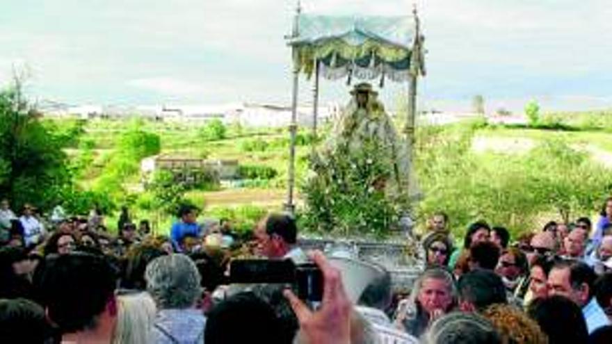 Los caurienses reciben a su patrona, la Virgen de Argeme