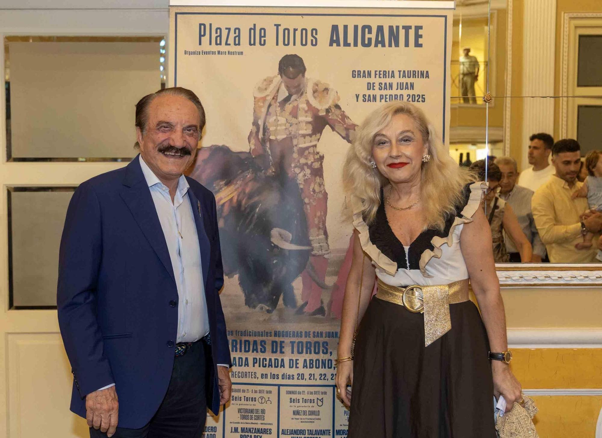 Manuel Escribano pronuncia el pregón de apertura de la Feria de Hogueras en el Teatro Principal de Alicante