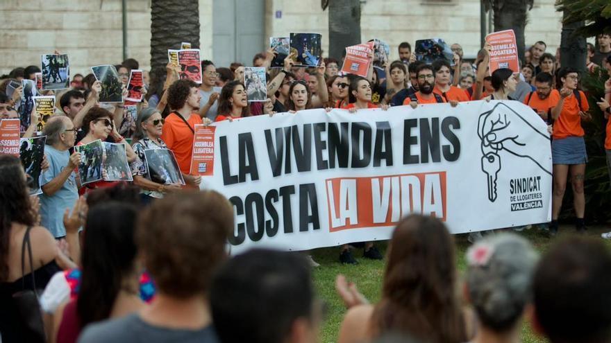 Concentración en València contra los desahucios tras el desalojo de Maricarmen esta mañana en Madrid