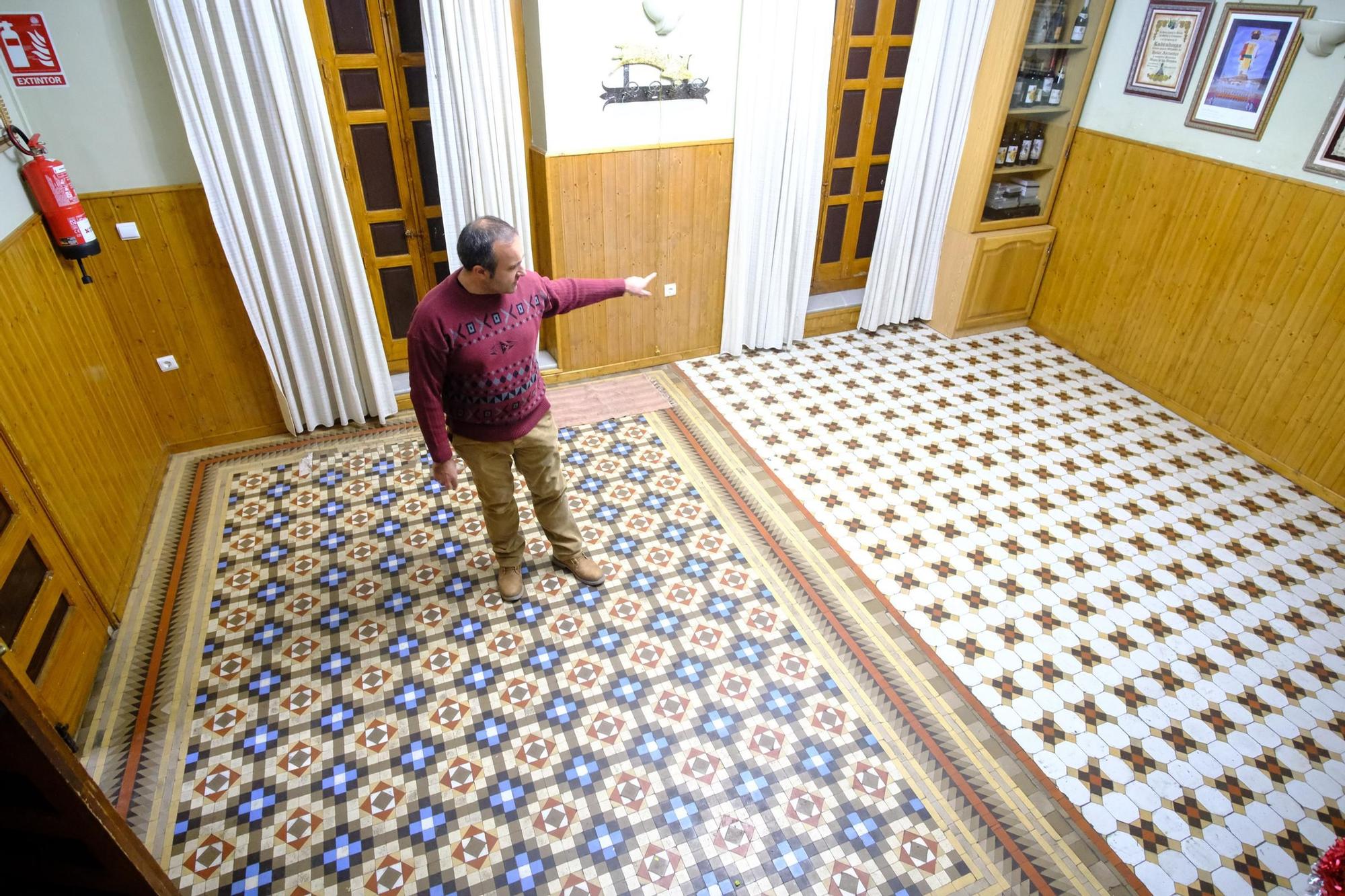 Así son los curiosos suelos de mosaicos de cerámica Nolla de Villena